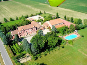 Гостиница Large property on farmland with swimming pool  Понтеккио Полезине